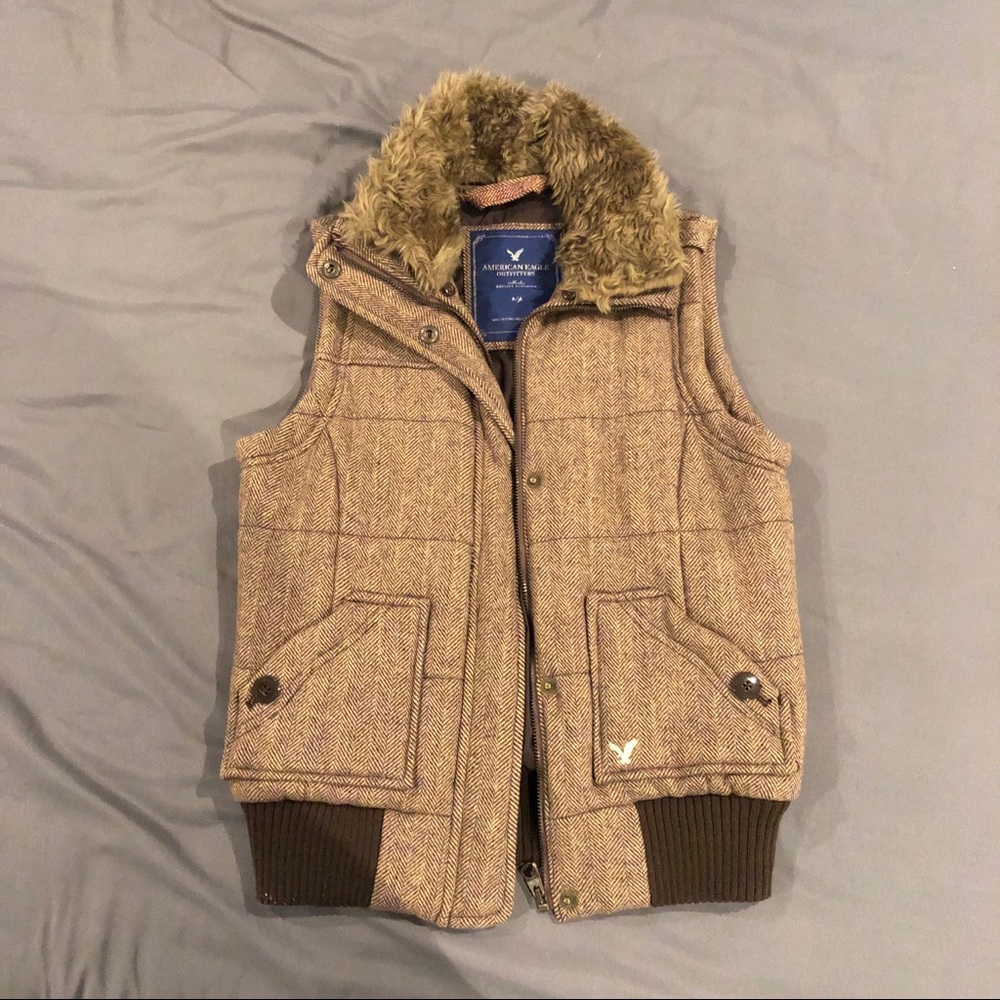 American Eagle vest with fur collar